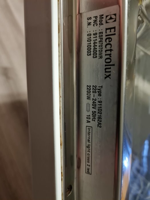 Typskylt på en Electrolux-produkt med modell och serienummer.