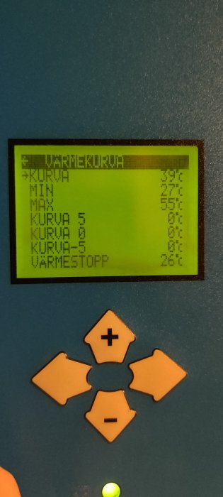 Digital display med temperaturinställningar och kontrollknappar, möjligen för uppvärmningssystem. Grön statusindikator är tänd.