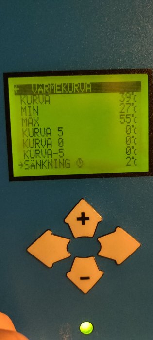 Digital skärm och knappar, troligen elektronisk apparat, text och siffror, blå bakgrund, okänd funktion.