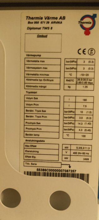 Etikett med tekniska specifikationer för Thermia värmepump Diplomat TWS 8. Inkluderar tryck, temperatur och effektdatan.