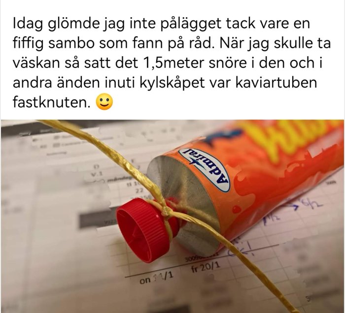 Kaviartub bunden med snöre vid pappersdokument, smart lösning för att inte glömma.