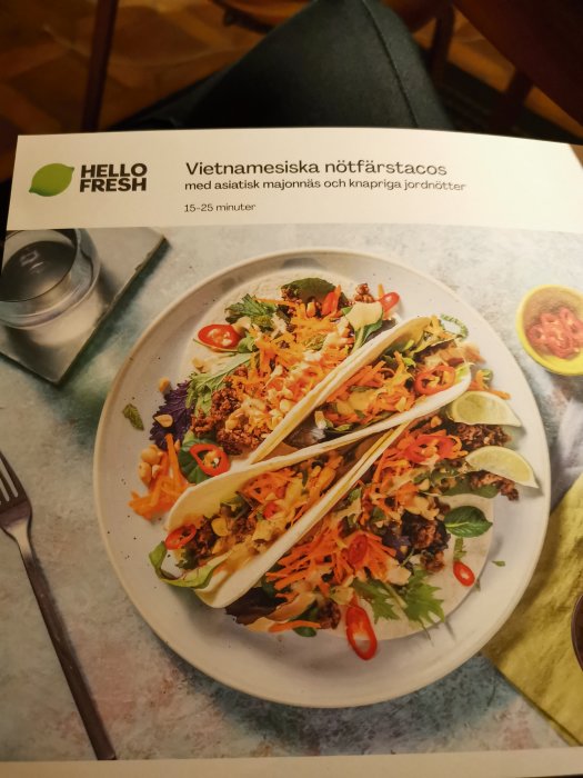 Reklamblad för Hello Fresh visar vietnamesiska nötfärstacos med asiatisk majonnäs och jordnötter.