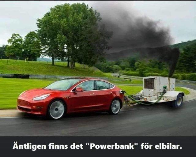 Röd elbil drar en generator på släp, ironisk "powerbank" för elbilar, rökutsläpp.