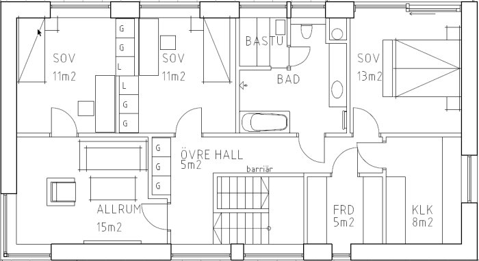 Arkitektonisk ritning av en våning med tre sovrum, bad, bastu, allrum och förvaringsutrymmen.