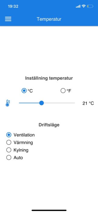Svenskspråkig appskärmdump för klimatkontroll med temperaturinställning på 21°C och vald ventilation.