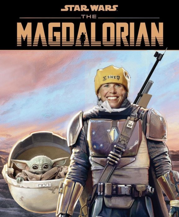 Photoshoppad bild på "The Mandalorian" med utbytt ansikte och hjälmtext "SWE" samt Grogu (Baby Yoda) i korg.