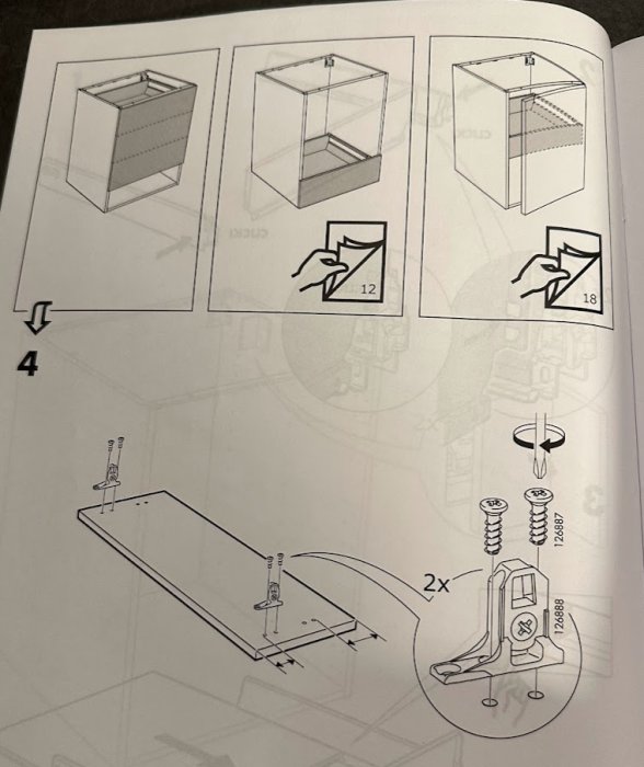 Instruktionsmanual för montering, möbelsammanfogning, skruvar, verktyg, steg-för-steg instruktioner.