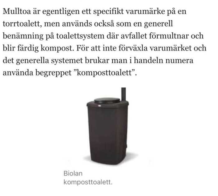 Svart komposttoalett, av varumärket som nämns under bilden, med stängt lock och ventilationsrör.