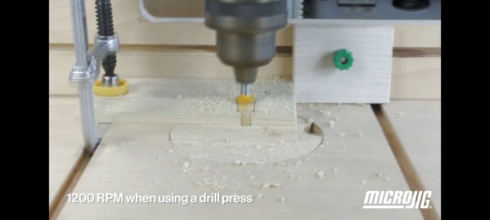 Borrpress i arbete med trä. Spån, borr, fästhållare. Text: "1200 RPM vid användning av borrpress".