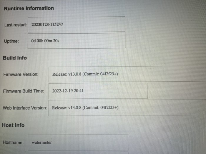 Enhetens driftsinformationsskärm med upptid, firmwareversion och värdnamn 'watermeter'.