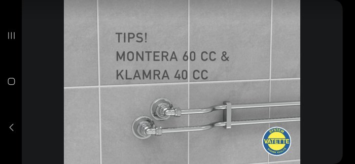 Rörinstallation med monteringstips på kakelvägg, logga; 'System Vatette, Svensk Kvalitet'. Metallisk rörfäste och rörskydd.