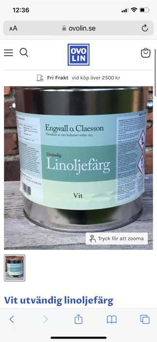 Burk med vit linoljefärg. Etikett, varningsmärken. Webbsida, "Vit utvändig linoljefärg" text, gratis frakt erbjudande.