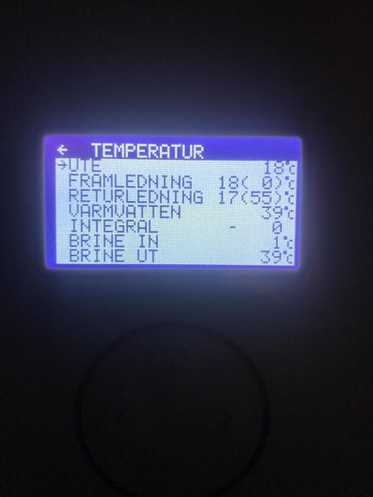 Digital display visar temperaturer på svenska. Mörk bakgrund, blå belysning.