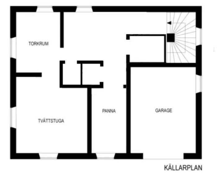 Källarplan med tvättstuga, pannrum, torkrum och garage. Grundritning av bostad eller byggnad.