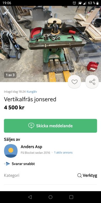 Vertikal fräsmaskin Jonsered i verkstadsomgivning, till salu. Pris och kontaktinformation visas. Verktyg och trämaterial synliga.