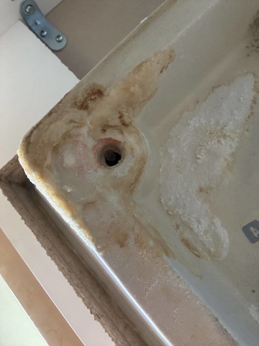 Vattenläcka och skadad innertak; mögel och missfärgningar runt läckagepunkten.