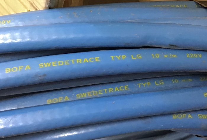 Staplade blå slangar med text "BOFA SWEDTRACE TYP LG 10 w/m 220V". Använda och smutsiga.