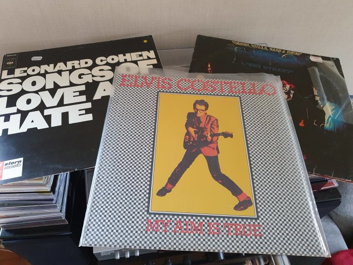 Skivomslag, vinylskivor, Elvis Costello, Leonard Cohen, musik, stapel, retro, inomhus.