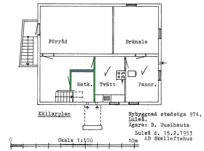 Kellarikerroksen pohjapiirros talosta. Matkahuone on merkitty sinisellä ja vihreällä. Mukana myös varasto ja pannuhuone.