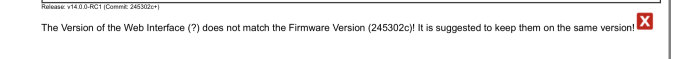 Skärmdump med varningsmeddelande om versionsoberoende mellan webbgränssnitt och firmware, uppmanar till versionsmatchning.
