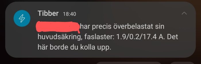 Notifikation om strömöverbelastning från Tibber-appen, meddelande om att kolla upp huvudsäkring och faslaster.