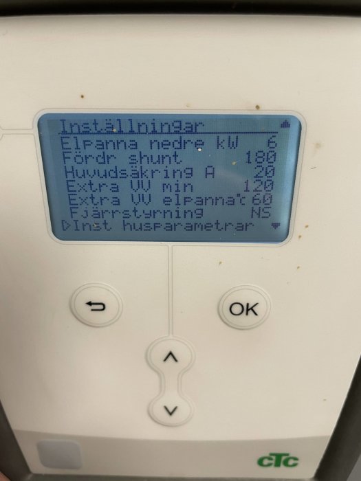 En LCD-skärm med text och siffror, kontrollknappar, en del av en uppvärmningsenhet.