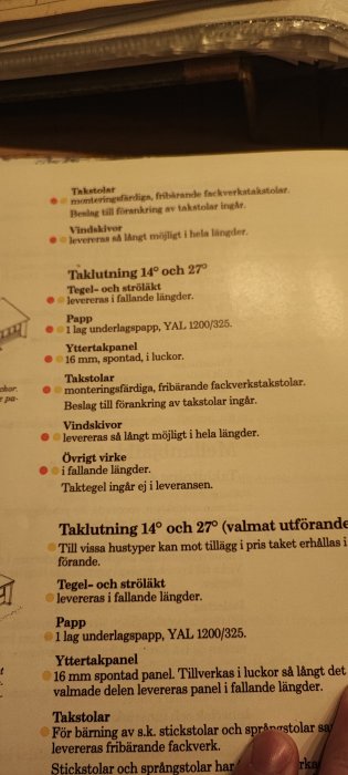 Svensk text om takkonstruktioner och material: takstolar, vindskivor, taklutning, tegel, papp, yttre takpanel.