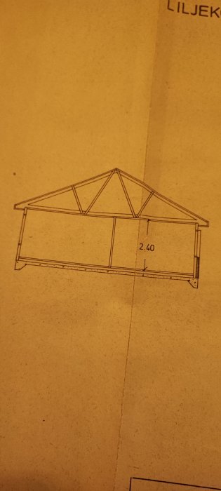 Teknisk ritning av en byggnadsstruktur med måttangivelser, möjligen ett takstomme eller en byggnad.