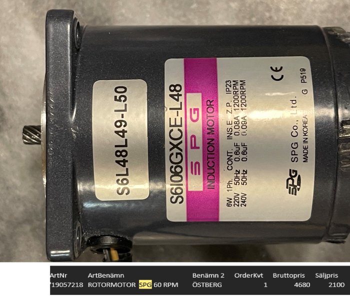 Elektrisk induktionsmotor av märket SPG, svart, med specifikationsetikett, rotationsmekanism, gjord i Sydkorea.