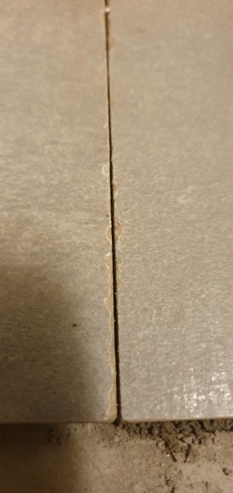 Närbild av en kartongskärning som visar en rak skarv.