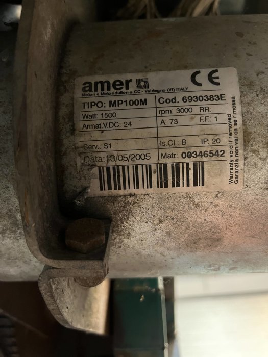Industriell utrustning, märkesetikett, specifikationer, daterad 2005, dammig, använd, metallkomponent.