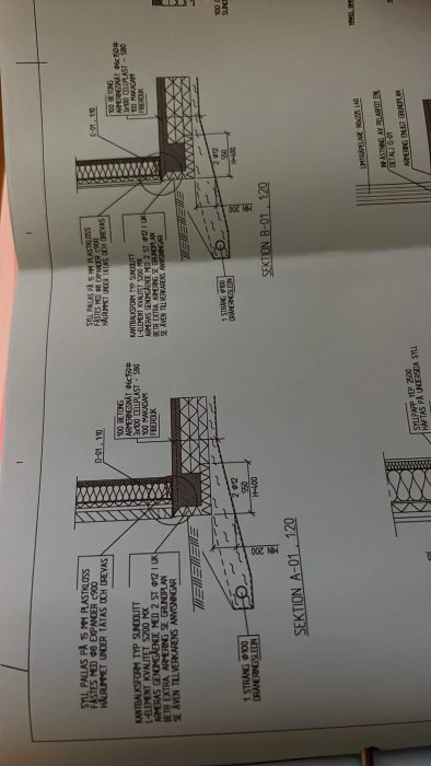 Teknisk ritning, brokonstruktion, sektioner, måttangivelser, ingenjörsskisser, strukturella detaljer, vertikalt orienterade sidor.