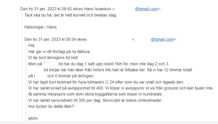 E-postkonversation om fakturförslag och kostnadsjusteringar; tid, resor, verktyg och serviceavgifter diskuteras.