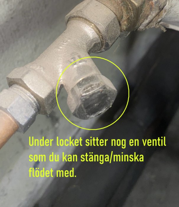 Metallrör med ventilkåpa markerad; text antyder gömd ventil för att reglera vattenflöde.