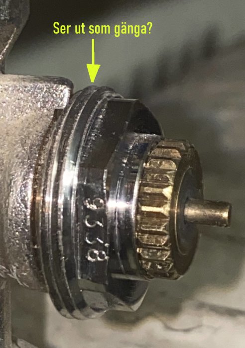 Närbild på maskindel, möjligvis fordonsdel, med text "Ser ut som gänga?" och pil pekar mot skruvgängor.