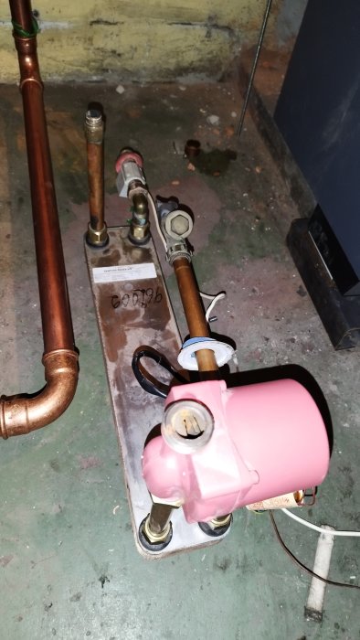 Kopparledningar, rosa expansionskärl för vatten, ventiler, rörsystem, teknisk installation, metallplatta, oren golv.