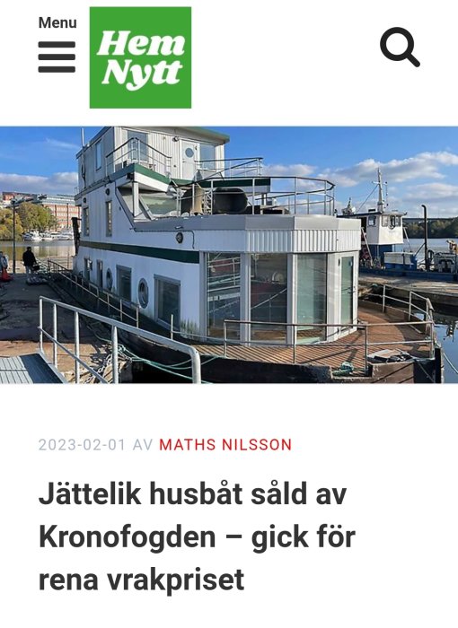 Stor husbåt vid kaj, soligt, såld billigt av Kronofogden, artikel.