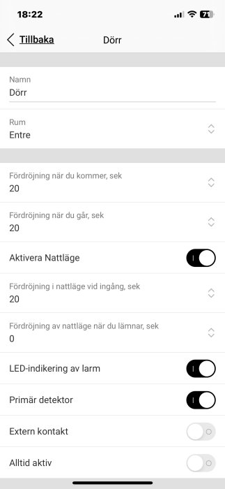 Skärmdump av mobilapp för hemautomation, visar inställningar för dörr, tid fördröjning, aktivering av nattläge.