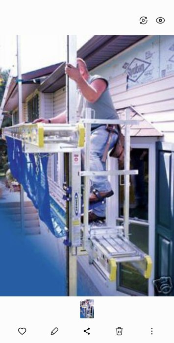 Person på en ställning arbetar på husets exteriör; blå presenning, stege, säkerhetsrisk.
