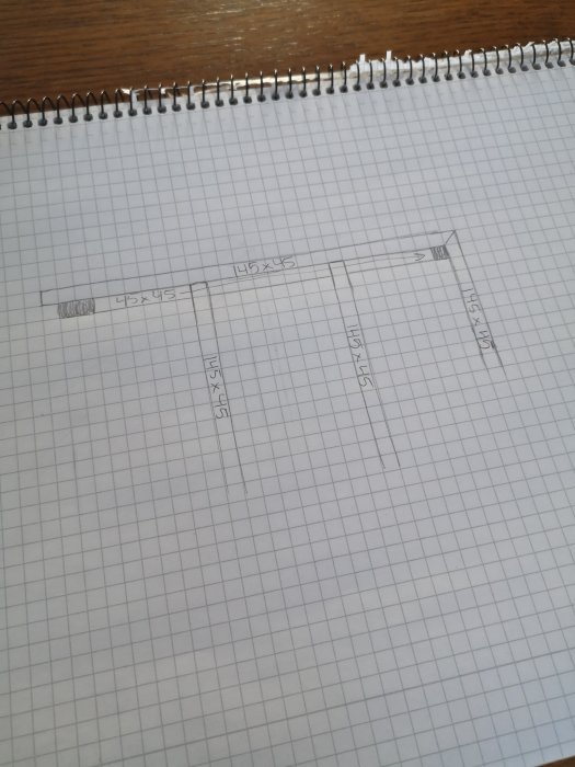 Rutat papper med skiss, troligen design eller layoutplan, mäta indikationer i centimeter, otydlig handskrift.