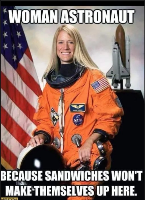 Kvinna i astronautdräkt, NASA-emblem, amerikanska flaggan, rymdfärja bakgrund, text med sexistisk underton.