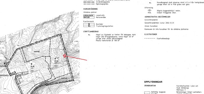 Svartvit detaljplanekarta med text, tomtgränser och höjdkurvor; byggregler specificeras i text.