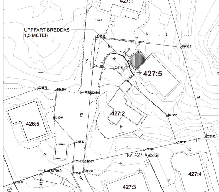 Svartvitt kartutdrag, fastighetsgränser, höjdkurvor, text, upp till 427:5, bygglovsplanering.