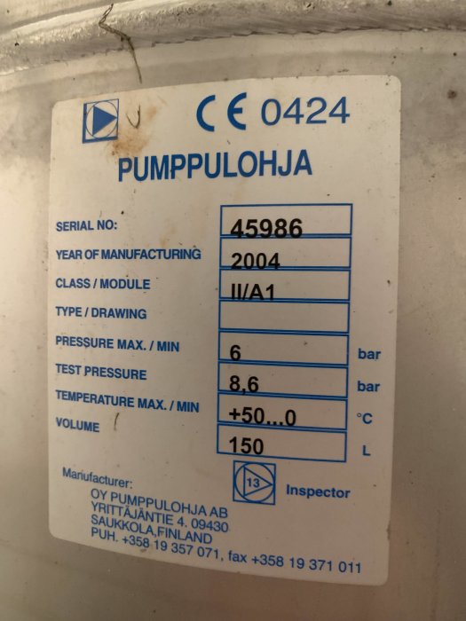 Etikett från Pumppulohja, information om tillverkningsår, serienummer, tryck, temperatur, volym och tillverkarens kontaktuppgifter.