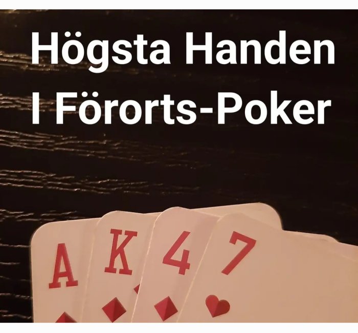 Spelkort med ess, kung, fyra, sju visas, text "Högsta Handen I Förorts-Poker" ovanpå.