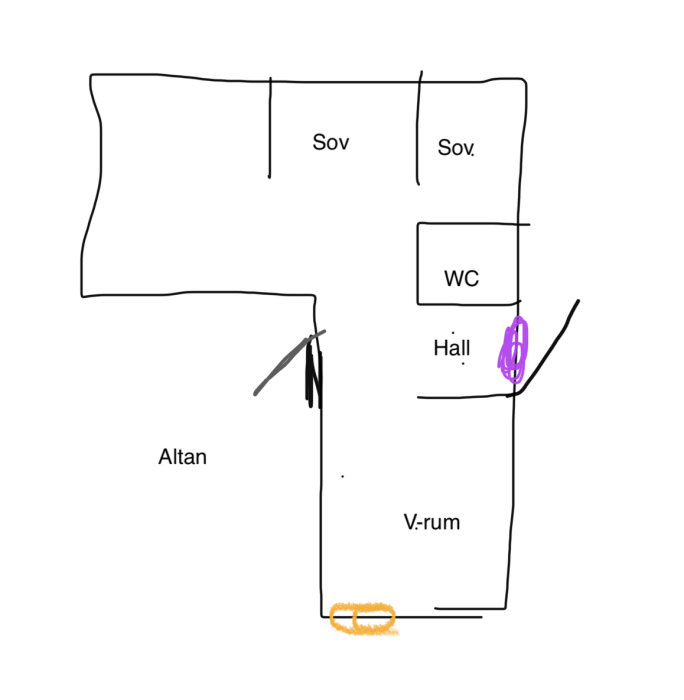 Handritad planlösning: två sovrum, vardagsrum, hall, WC, altan. Enkel, skissartad, inte professionellt ritad.