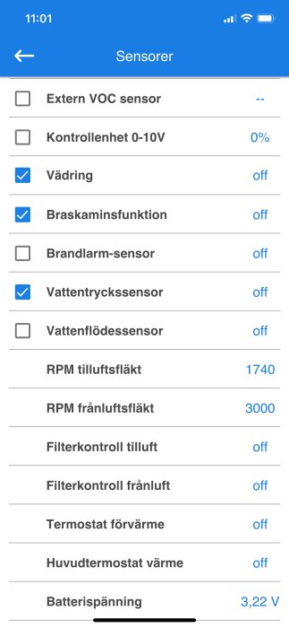 Skärmbild av enhetens sensormenyn, visar sensorstatus, fläkthastighet, termostatinställningar och batterispänning.