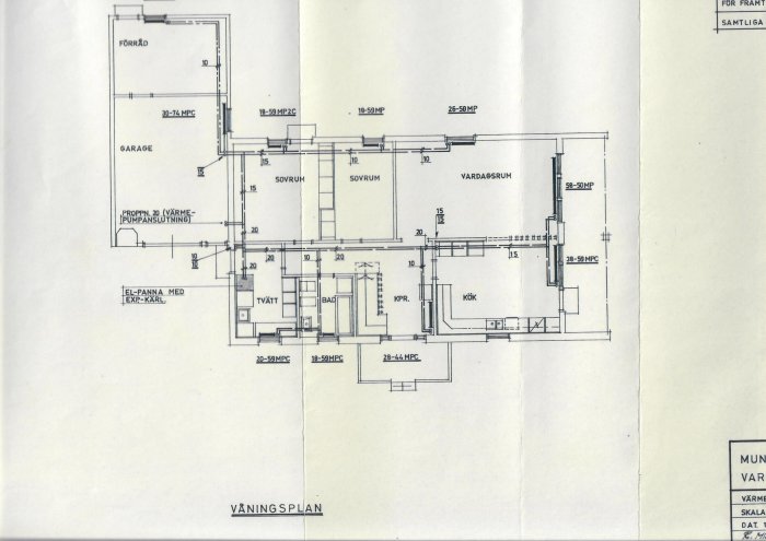 Arkitektonisk ritning, husplan, inkluderar vardagsrum, kök, sovrum, bad, tvätt, garage, skala och mått angivna.