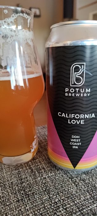 Ett glas med skumrester och en färgglad ölburk märkt "California Love DDH West Coast IPA" från Potum Brewery.