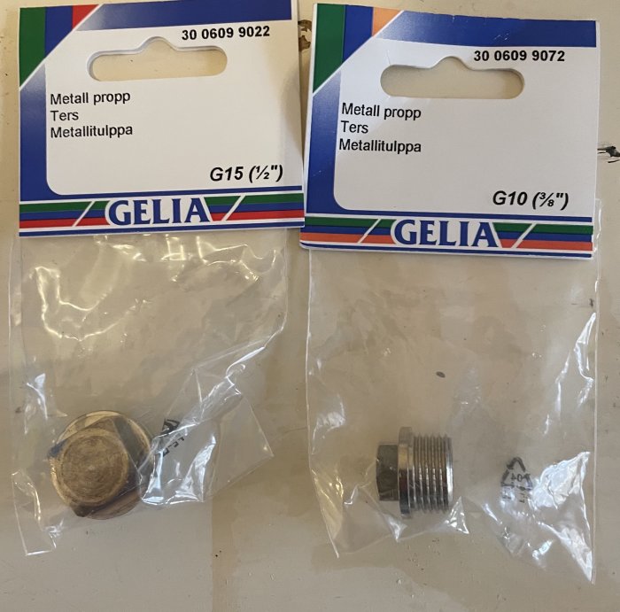 Två förpackade metallbackar med märkning G15 och G10.